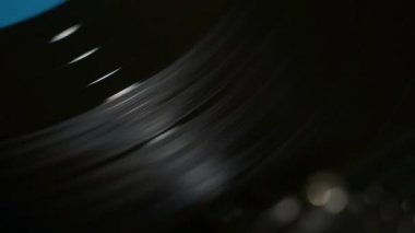 Vinil bir pikap üzerinde dönüyor.