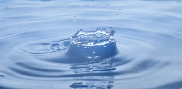 Uma Gota Água Gota Água Azul Salpicos Água Close — Fotografia de Stock