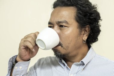 Adam bir kupa, gülümseyen ve mutlu kahve içme