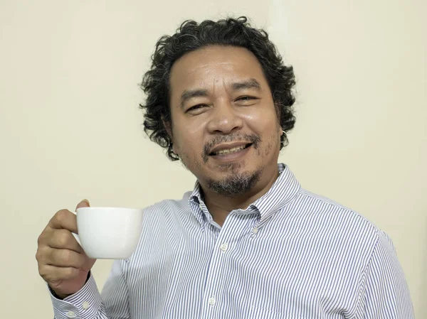 男人在杯子里喝咖啡 微笑和快乐 — 图库照片