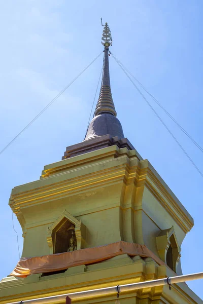Pagoda templom Thaiföldön kék ég — Stock Fotó