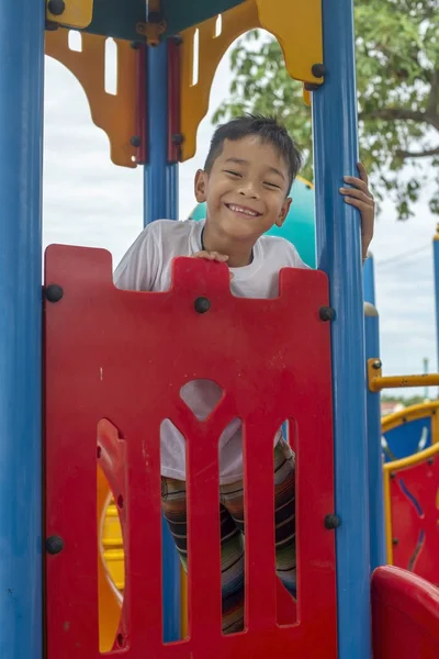 Sevimli Asya çocuk mutlu renk oyun oynarken gülümseyen portre