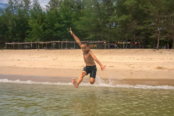 Heureux Garçon Courant Dans Mer Vacances Été Concept — Photo