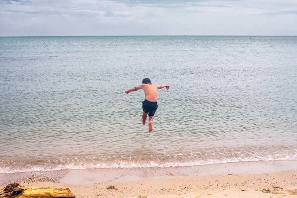 Heureux Garçon Courant Dans Mer Vacances Été Concept — Photo