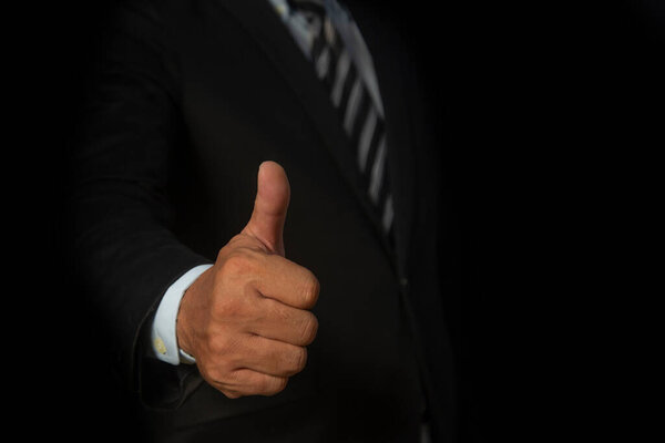 Крупный план большого пальца до символа, Бизнесмен показать большой палец вверх жест. Концепция успешного человека
