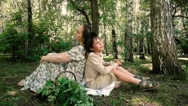 Hijo con mamá en un picnic. Caminar en el verano en el parque . — Vídeos de Stock