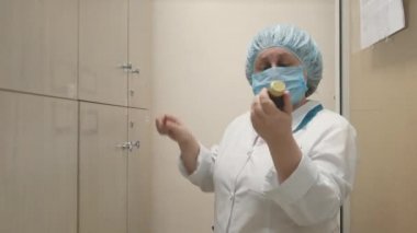 Eczanedeki 40-50 yaşındaki eczacı kadın eczanedeki şişeyi inceliyor. Doktorlar ilaç almayı düşünüyor. Klinikteki uzman cerrah ilaçlara bakıyor. İlaç satan eczane.