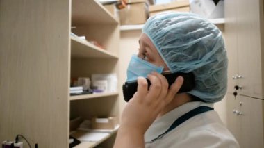 Eczacı kadın 40-50 yaşlarında eczanede telefonla konuşuyor. Klinikte uzman bir cerrah. Eczane uyuşturucu satıyor..