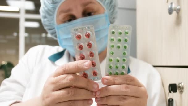 Pharmacien dans une pharmacie détient un paquet avec des pilules . — Video