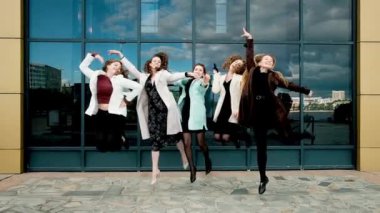 Tatil ve turizm konsepti. Güzel kızlar yükseliyor. Cam vitrinlerde beş kız. Gençlik, gençlik. Şehirde yürüyün. 20-25 yıl.