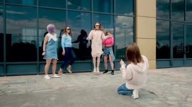 Güzel kızlar yükselir. Cam pencerelerin yanındaki akıllı telefondan 5 kız arkadaş. Genç insanlar. İlkbaharda yürür. 20-25 yıl. Toplantı konsepti. Tasasız hafta sonu