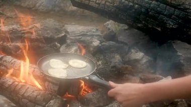Açık ateşte krep kızart. Saha koşullarında yemek pişirmek. Kamp yapmak. Ormanda şenlik ateşi. Fırında krep kızartma tavasında