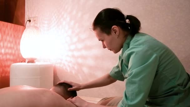Ręce kobiety masażystki masaż głowy człowieka Zdrowie i uroda koncepcja. relaks i przyjemność z masażu. Biuro medyczne. — Wideo stockowe