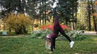 Güzel kız parkta jimnastik yapıyor. Fitness