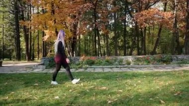 Güzel kız parkta jimnastik yapıyor. Fitness