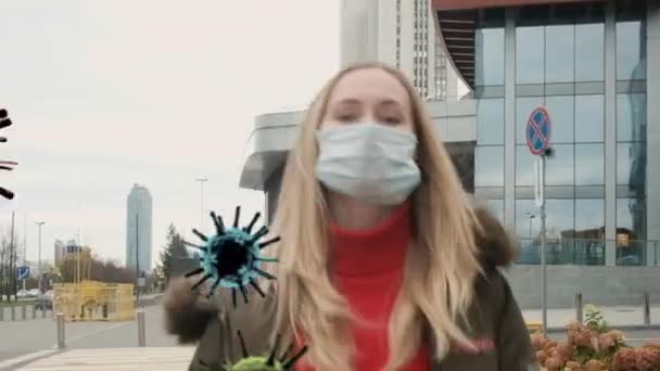 Animace šíření Covid-19 koronavirových buněk na ženu na městské ulici v ochranné masce v pozadí. Zdravotnictví Coronavirus Pandemic Outbreak Concept — Stock video