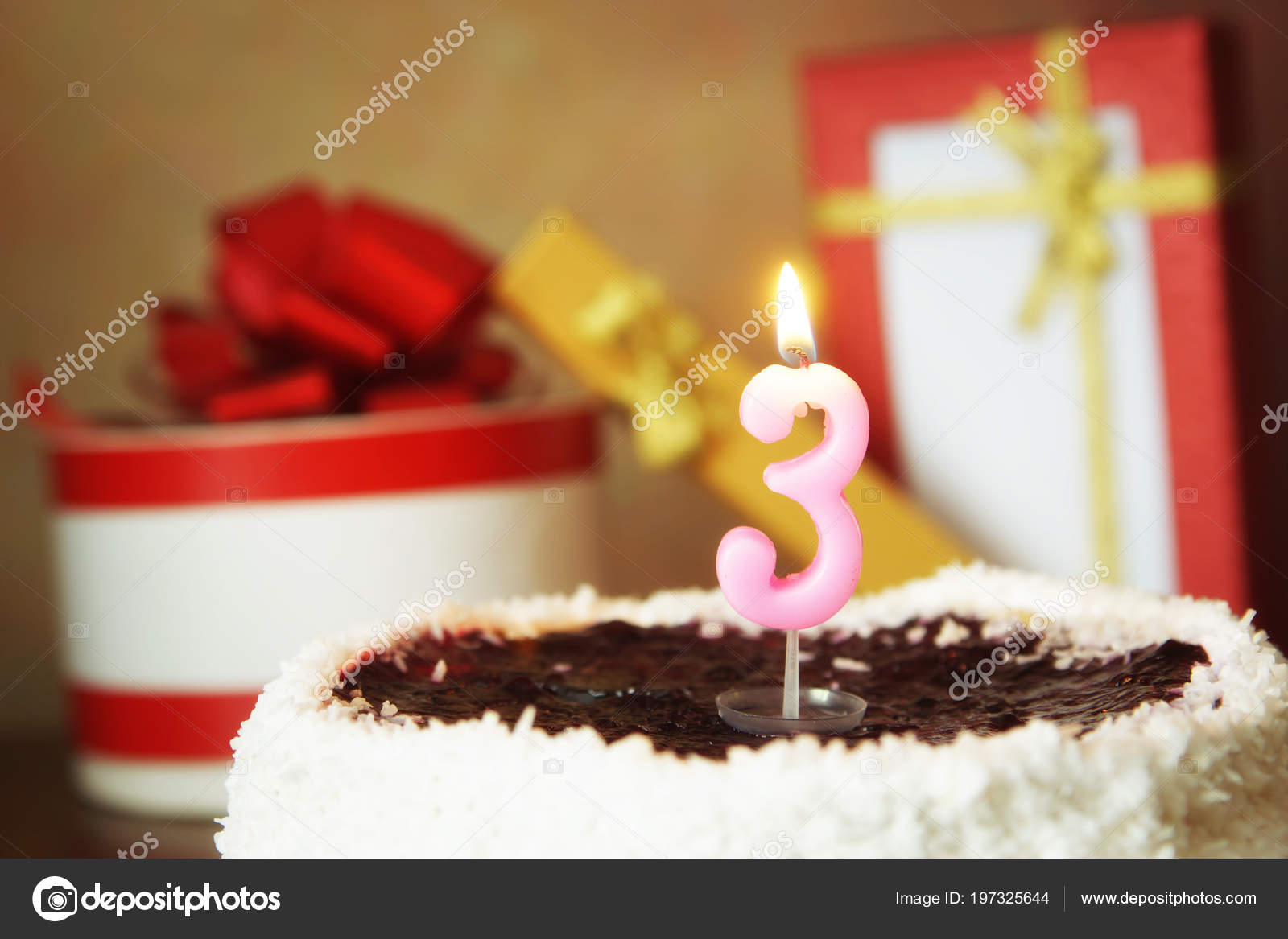 Trois Ans Anniversaire Gateau Avec Bougie Allumee Cadeaux Image Libre De Droit Par A Poselenov C