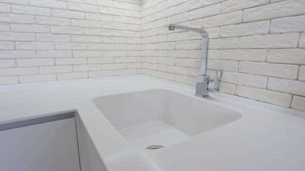 Lavello in granito e rubinetto d'acqua in nuovi interni della cucina moderna — Video Stock