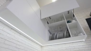 İçinde mutfak depolama ve düzenleme için akıllı bir çözüm plakalı mutfak çekmece açıldı