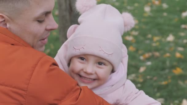 Padre Con Hija Caminando Familia Feliz Bebé Abraza Papá Día — Vídeos de Stock