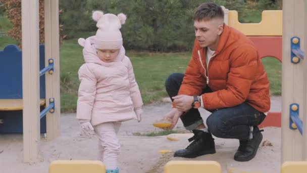Gelukkige Familie Vader Met Dochter Die Het Park Loopt Spelen — Stockvideo