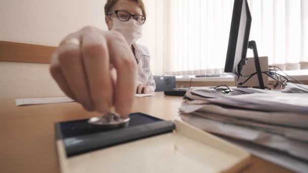 Stempeln Sie Das Dokument Arzt Schreibt Rezept Krankenhaus Krankenhaus Und — Stockvideo