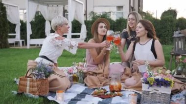 Parkta piknik. Mutlu arkadaşlar. Pijama partisi. Mutlu, genç ve özgür olmak.