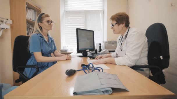 Een Doktersafspraak Ziekenhuis Geneeskunde Raadpleging Van Arts Met Patiënt — Stockvideo