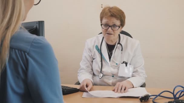 Medicina Médico Hablando Salud Paciente Femenina Mesa Clínica Consulta Médica — Vídeos de Stock