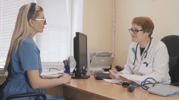 Hospital Medicina Consulta Médica Consulta Conversando Com Cliente Paciente — Vídeo de Stock