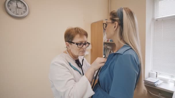 Visita Médico Médico Que Ouve Pulmões Paciente Usando Estetoscópio — Vídeo de Stock