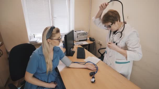 Больница Медицина Врач Стетоскопом Измеряет Кровяное Давление Пациента — стоковое видео