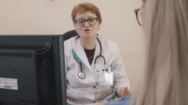 Doktor randevusu. Danışmanlık. Hasta ile konuşuyorum. Hastane ve ilaç.