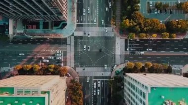 Hava manzaralı büyük şehir otoyolu, şehir kavşağı yolları trafiği. Kesişen yollar.