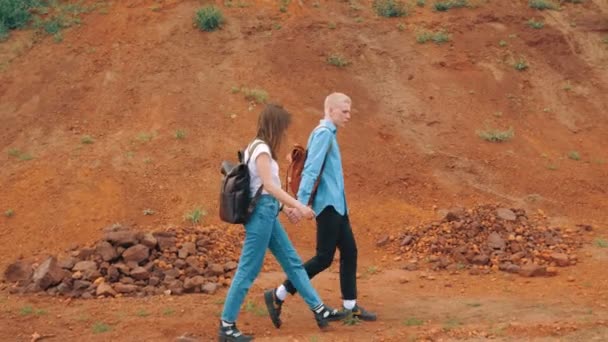 Mars. Couple randonneur amoureux. Touristes. Voyageurs avec sacs à bandoulière . — Video