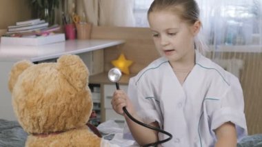 Hasta evde doktorculuk oynuyor. Hastane ve ilaç.