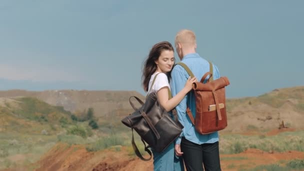 Pár zamilovanej. Studenti. Pár turistů. Cestující s taškami na ramena, batoh. — Stock video