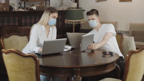 Sociale Afstand Online Werk Freelancer Paar Een Café Tijdens Quarantaine — Stockvideo