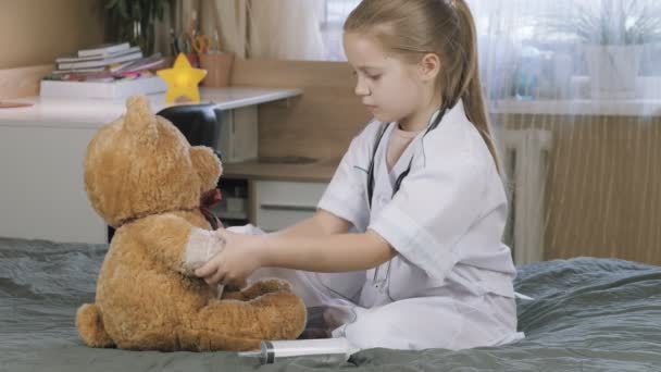 Distanza Sociale Giocare Dottore Casa Una Fasciatura Ospedale Medicina — Video Stock