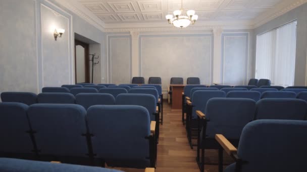 Άδεια Αίθουσα Συνεδριάσεων Ξύλινο Τραπέζι Καρέκλες Και Μπλε Πολυθρόνες — Αρχείο Βίντεο