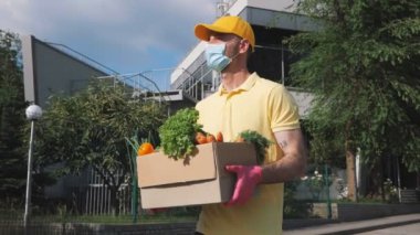 Sosyal mesafe. Kutulu bir kurye. Yemek servisi. İnternetten alışveriş. Ürünler.