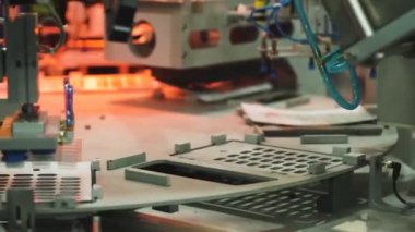 Otomatik makine. Sanayi fabrikası. Gelişmiş robotlar parçaları otomatik montaj hattına yerleştiriyor.