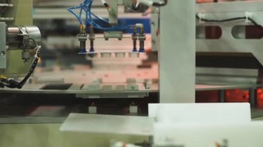Otomatik makine. Eczacılık fabrikası. Robot ekipmanları. Otomatik hatlarda ilaç üretimi.