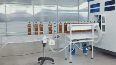 Otomatik makine. Sanayi fabrikası. Endüstriyel makine konveyör hattında plastik şişeler.
