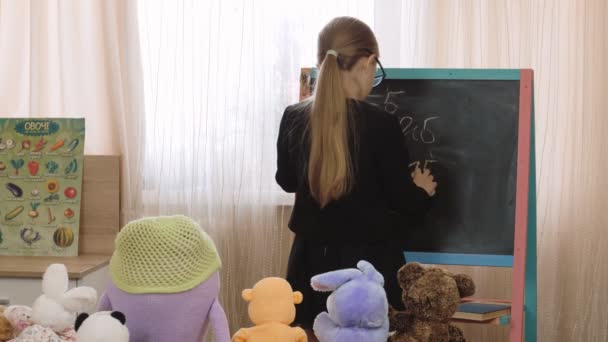 Spielen Sie Hause Schulspiel Kleines Mädchen Gibt Vor Lehrerin Sein — Stockvideo