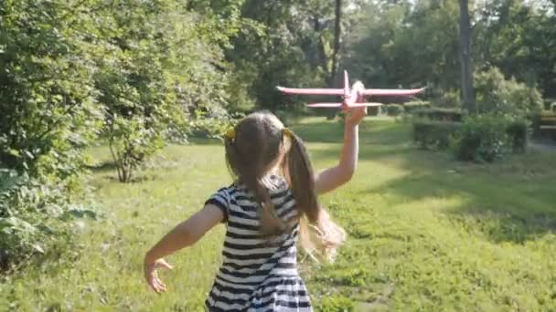 Feliz Infância Menina Brincar Com Avião Brinquedo Jogo Livre Turismo — Vídeo de Stock