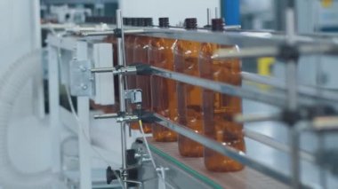 Otomatik makine. Endüstriyel makine konveyör hattındaki plastik şişeler. Sanayi fabrikası.