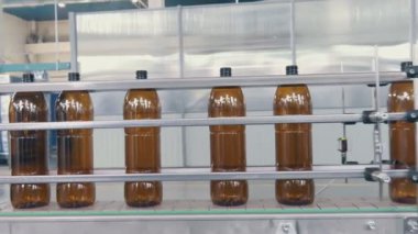 Sanayi fabrikası. Otomatik makine. Endüstriyel makine konveyör hattında plastik şişeler.