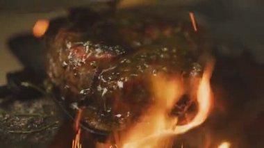 Et ızgara için hazırlanıyor. Aşçı aşçı. Barbekü. Çiğ taze et. Biftek için et.