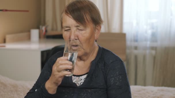 Vovó Velha Toma Remédios Com Água Potável Casa Idosos Cuidados — Vídeo de Stock